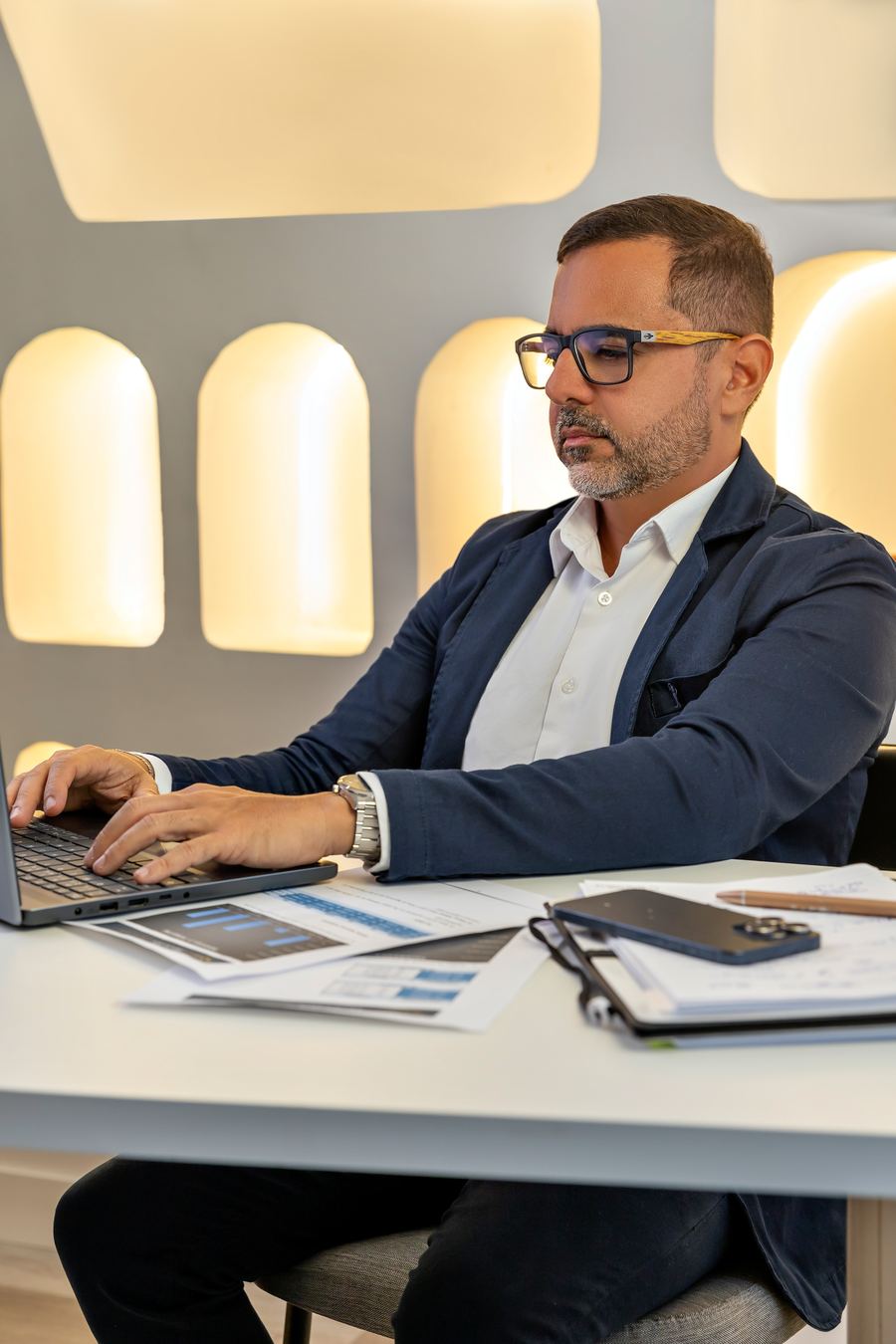 Luiz Meirelles analisando indicadores gerenciais no notebook